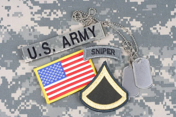 Kiev, Oekraïne - 21 augustus 2015. Ons leger Private First Class rang patch, sniper tabblad, vlag patch, met dog tag op camouflage uniform — Stockfoto