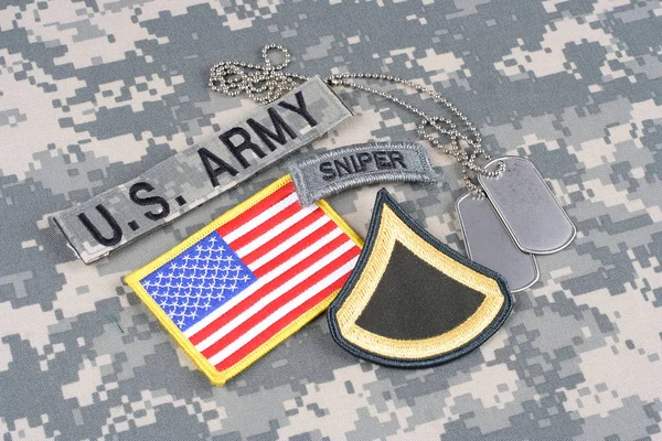 Kiev, Ukraina - augusti 21, 2015. Oss armén privata första klassificerar rangordna patch, sniper fliken, flaggan patch, med Dogtag på kamouflage uniform — Stockfoto