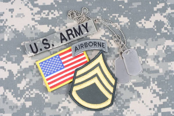 KIEV, UKRAINE - August 21, 2015. US ARMY Staff Sergeant rank patch, airborne tab, flag patch,  with dog tag on camouflage uniform — Stock Photo, Image