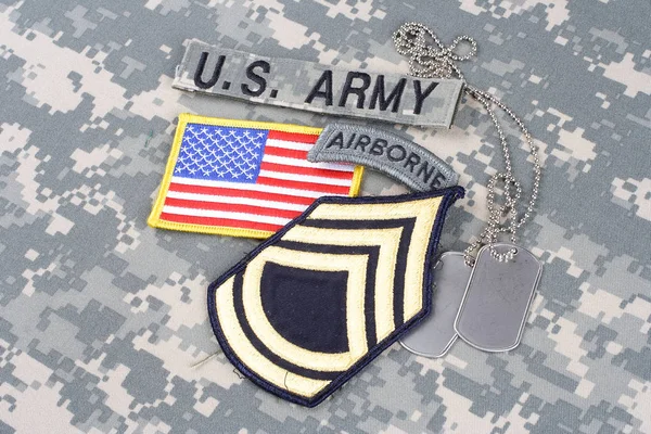KIEV, UKRAINE - August 21, 2015. US ARMY Sergeant First Class rank patch, airborne tab, flag patch,  with dog tag on camouflage uniform — Stock Photo, Image