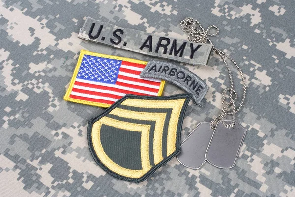 KIEV, UCRANIA 21 de agosto de 2015. US Army Staff Sergeant rank patch, airborne tab, flag patch, with dog tag on camouflage uniform —  Fotos de Stock