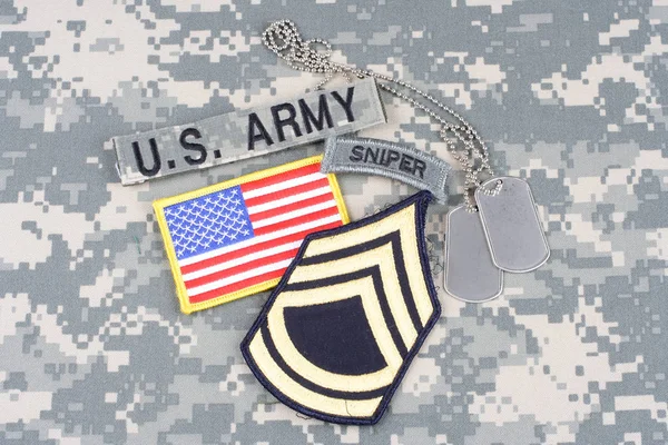 KIEV, UKRAINE - August 21, 2015. US ARMY Sergeant First Class rank patch, sniper tab, flag patch,  with dog tag on camouflage uniform — Stock Photo, Image
