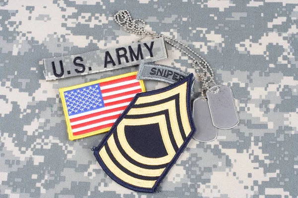 KIEV, UKRAINE - August 21, 2015. US ARMY Master Sergeant rank patch, sniper tab, flag patch,  with dog tag on camouflage uniform — Stock Photo, Image