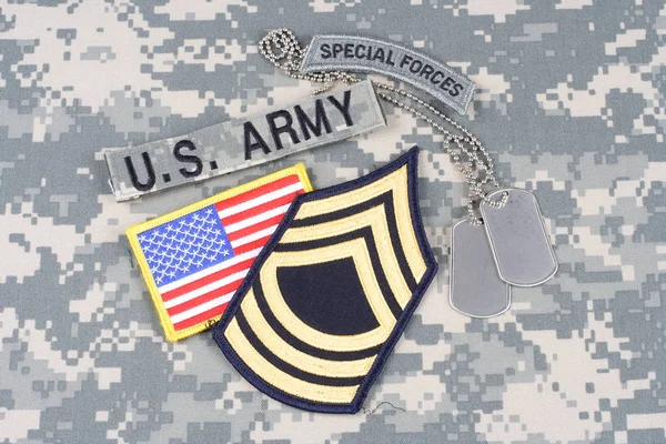 KIEV, UKRAINE - August 21, 2015. US ARMY Master Sergeant rank patch, special forces tab, flag patch,  with dog tag on camouflage uniform — Stock Photo, Image