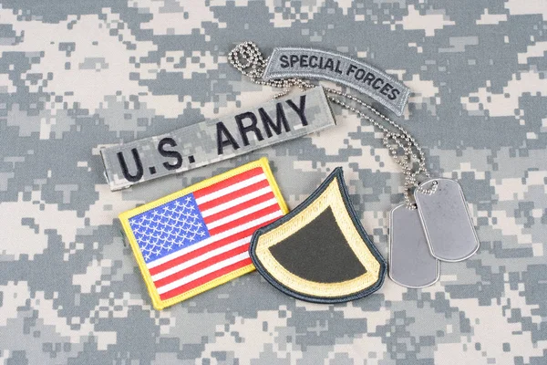 KIEV, UKRAINE - August 21, 2015. US ARMY Private First Class rank patch, special forces tab, flag patch,  with dog tag on camouflage uniform — Stock Photo, Image