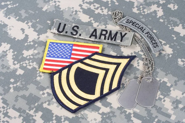 KIEV, UKRAINE - August 21, 2015. US ARMY Master Sergeant rank patch, special forces tab, flag patch,  with dog tag on camouflage uniform — Stock Photo, Image
