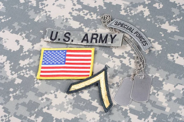 KIEV, UKRAINE - August 21, 2015. US ARMY Private rank patch, special forces tab, flag patch,  with dog tag on camouflage uniform — Stock Photo, Image