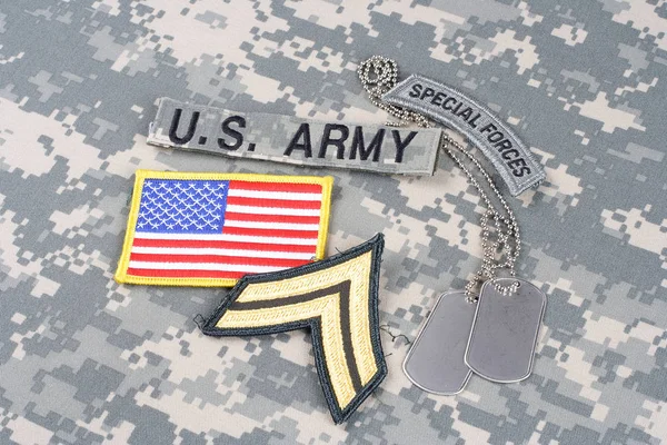 Kiev, Oekraïne - 21 augustus 2015. Ons leger korporaal rang patch, tabblad special forces, vlag patch, met dog tag op camouflage uniform — Stockfoto