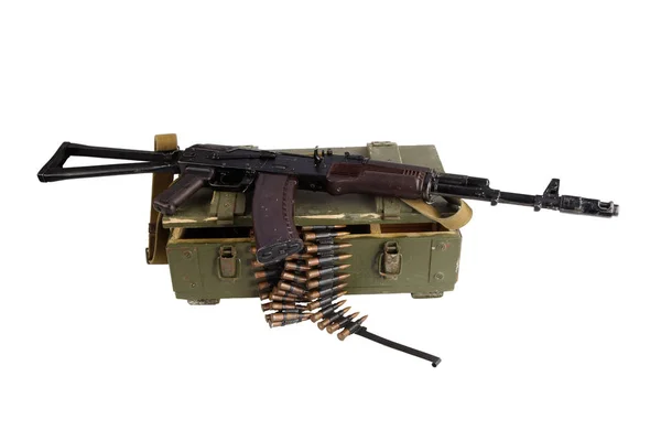 Caixa do exército de munição com fuzil AK e munição — Fotografia de Stock