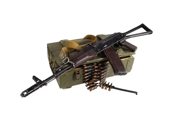 Boîte de munitions de l'armée avec fusil AK et munitions — Photo