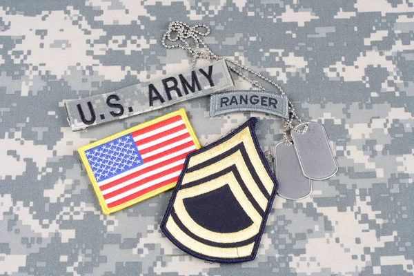 KIEV, UKRAINE - August 21, 2015. US ARMY Sergeant First Class rank patch, ranger tab, flag patch,  with dog tag on camouflage uniform — Stock Photo, Image