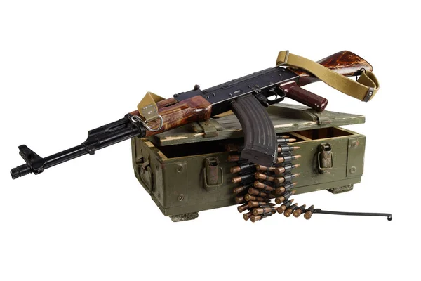 Армія ящик боєприпасів з АК гвинтівка та боєприпасів — стокове фото