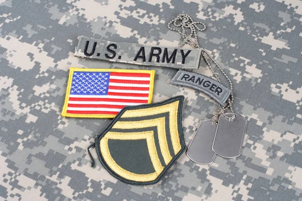 KIEV, UKRAINE - 21 août 2015. US ARMY Écusson de grade de sergent d'état-major, onglet Ranger, écusson de drapeau, avec étiquette de chien sur l'uniforme de camouflage — Photo