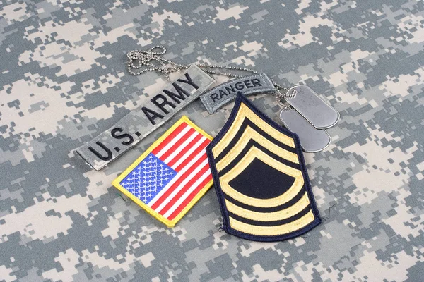 KIEV, UKRAINE - August 21, 2015. US ARMY Master Sergeant rank patch, ranger tab, flag patch,  with dog tag on camouflage uniform — Stock Photo, Image