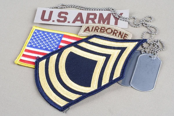 KIEV, UKRAINE - August 21, 2015.  US ARMY Master Sergeant rank patch, airborne tab, flag patch and dog tag — Stock Photo, Image