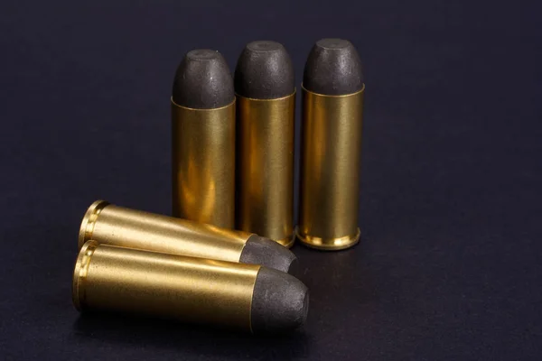 .45 Revolver kartuşları vahşi batı dönemi siyah arka plan üzerine — Stok fotoğraf
