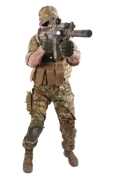 Operador de forças especiais com rifle de assalto em fundo branco — Fotografia de Stock