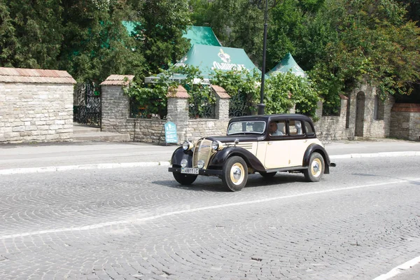 КАМЯНЕЦ-ПОДИЛСКИЙ, УКРАИНА - 06 ИЮНЯ 2009. Фестиваль ретро автомобилей в Каменце-Подольском, Украина — стоковое фото