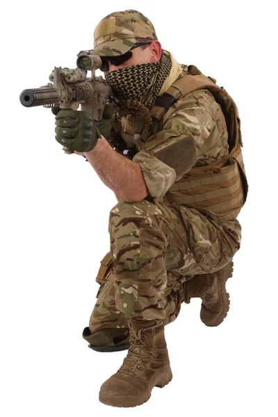 Operador de fuerzas especiales con rifle de asalto sobre fondo blanco — Foto de Stock
