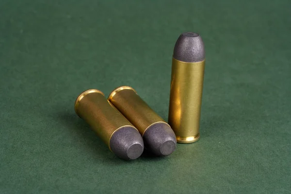 The Wild West period Revolver cartridges dating to 1872 on green background — Stock Photo, Image