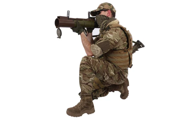 Operatore privato della Compagnia Militare con lanciarazzi RPG isolato su bianco — Foto Stock