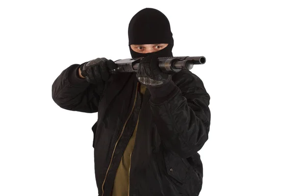 Гангстер в черной маске с дробовиком — стоковое фото