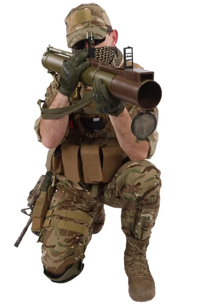 Operatore privato della Compagnia Militare con lanciarazzi RPG isolato su bianco — Foto Stock