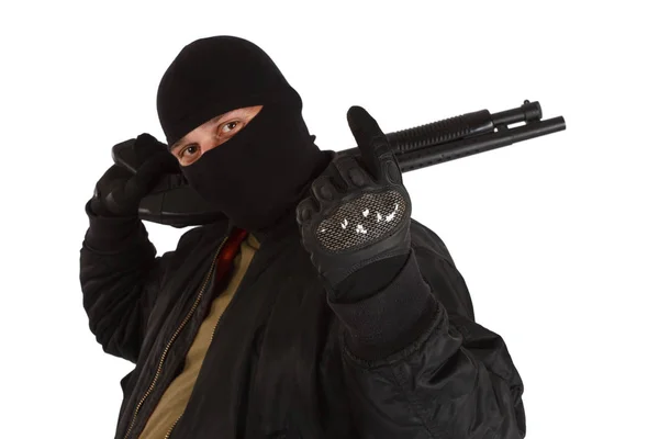 Гангстер в черной маске с дробовиком — стоковое фото