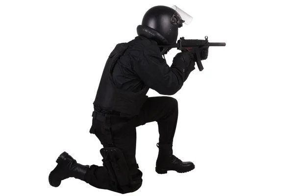 Elitetroepen politieagent met machinepistool in zwart uniform — Stockfoto