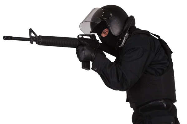 Officier SWAT avec fusil d'assaut en uniforme noir — Photo