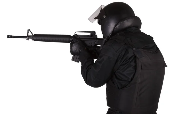 Oficial SWAT con rifle de asalto en uniforme negro — Foto de Stock