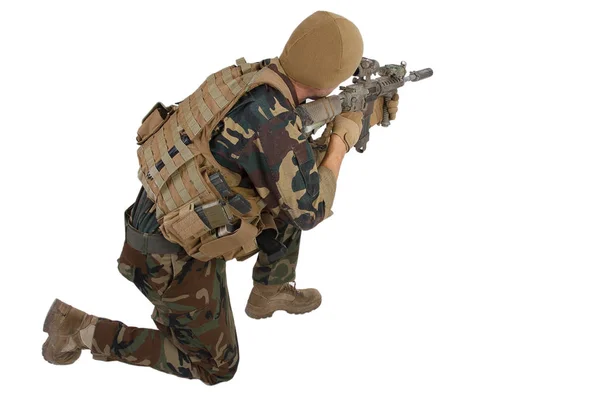 Private Military Company exploitant met assault rifle — Stockfoto