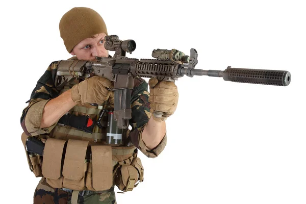 Private Military Company exploitant met assault rifle — Stockfoto