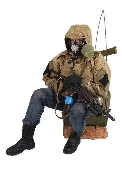 Сталкер в газовій масці зі зброєю — стокове фото