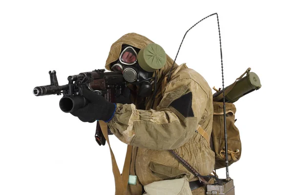 Stalker i gasmask med vapen — Stockfoto