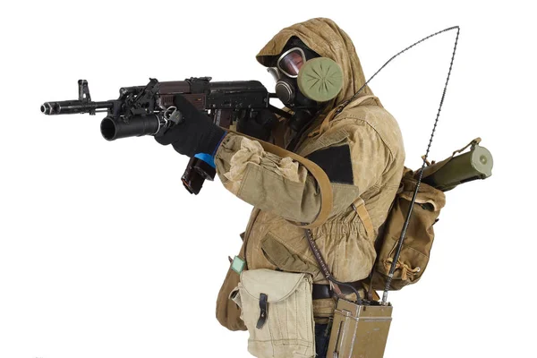 武器と防毒マスクのストーカー — ストック写真