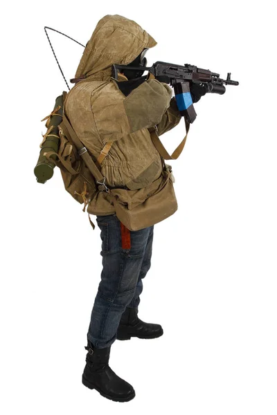 Stalker i gasmask med vapen — Stockfoto