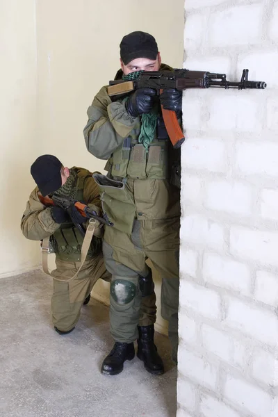 Ak-47 tüfek binanın içinde ile paralı asker — Stok fotoğraf