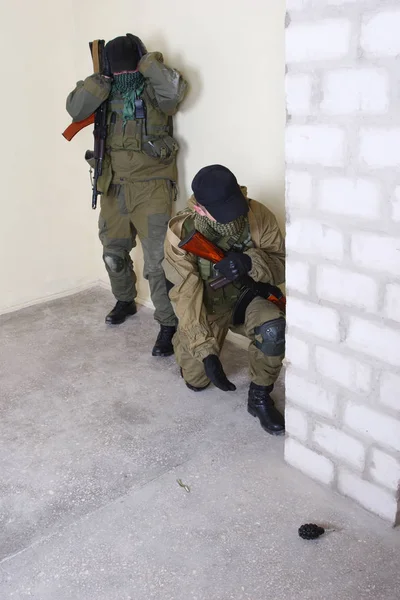 Ak-47 ライフルで傭兵が手榴弾を投げる — ストック写真