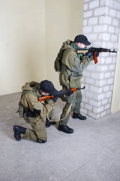 Mercenaire avec fusil AK-47 à l'intérieur du bâtiment — Photo
