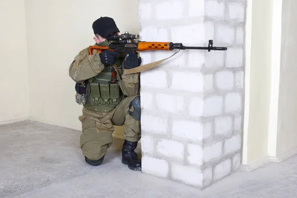 Sniper insurgé avec fusil SVD — Photo