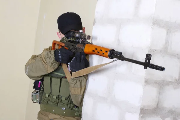 Повстанческий снайпер с винтовкой СВД — стоковое фото