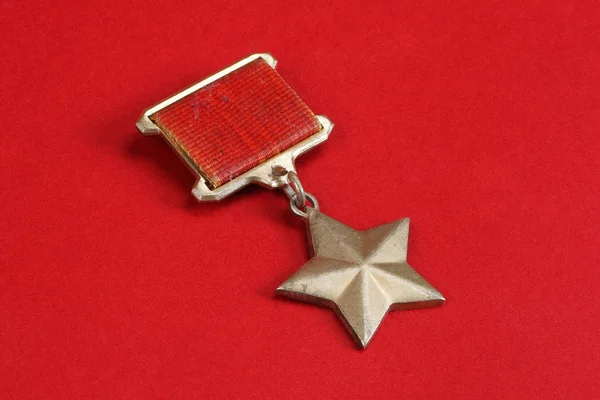 Die Goldsternmedaille ist ein besonderes Abzeichen, das die Empfänger des Titels "Held" in der Sowjetunion ausweist — Stockfoto