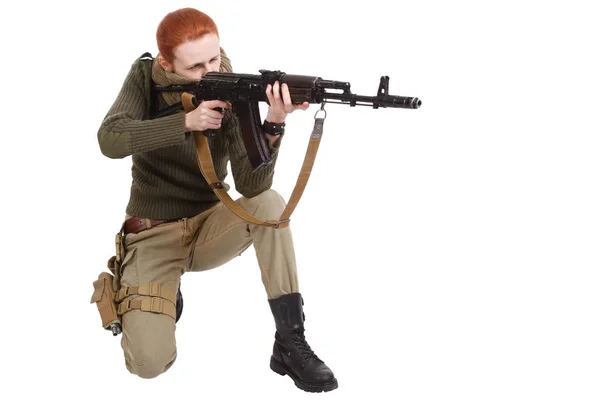 Söldnermädchen mit ak-47 Gewehr — Stockfoto