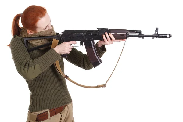 Söldnermädchen mit ak-47 Gewehr — Stockfoto