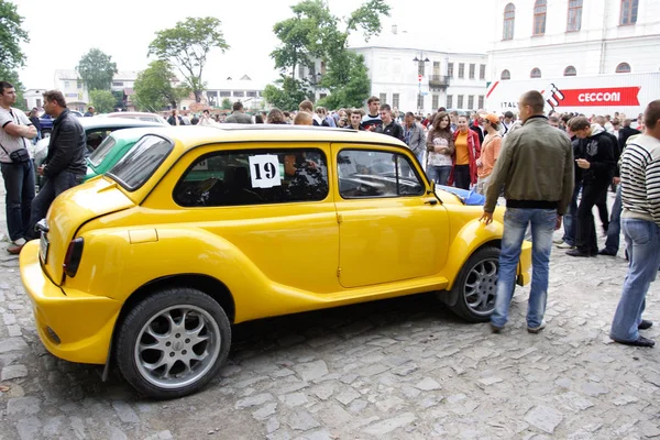 KAMYANETS-PODILSKY, UKRAINE - JUNHO 06, 2009. Retro Car Festival em Kamyanets-Podilsky, Ucrânia — Fotografia de Stock