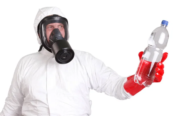 Hombre en traje protector con una botella de agua pura — Foto de Stock