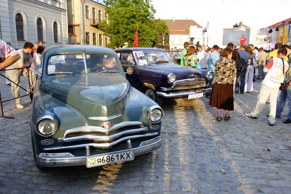 KAMYANETS-PODILSKY, UCRANIA - 06 DE JUNIO DE 2009. Retro Car Festival en Kamyanets-Podilsky, Ucrania — Foto de Stock