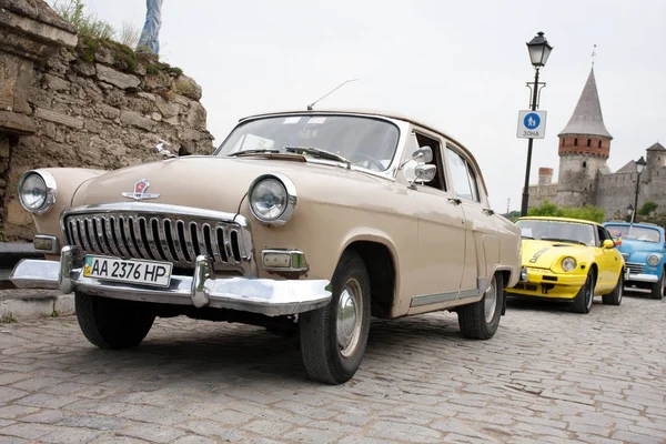 KAMYANETS-PODILSKY, UCRANIA - 06 DE JUNIO DE 2009. Retro Car Festival en Kamyanets-Podilsky, Ucrania — Foto de Stock