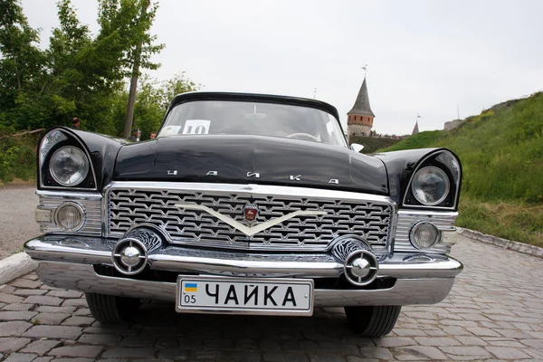 KAMYANETS-PODILSKY, UCRANIA - 06 DE JUNIO DE 2009. Retro Car Festival en Kamyanets-Podilsky, Ucrania — Foto de Stock